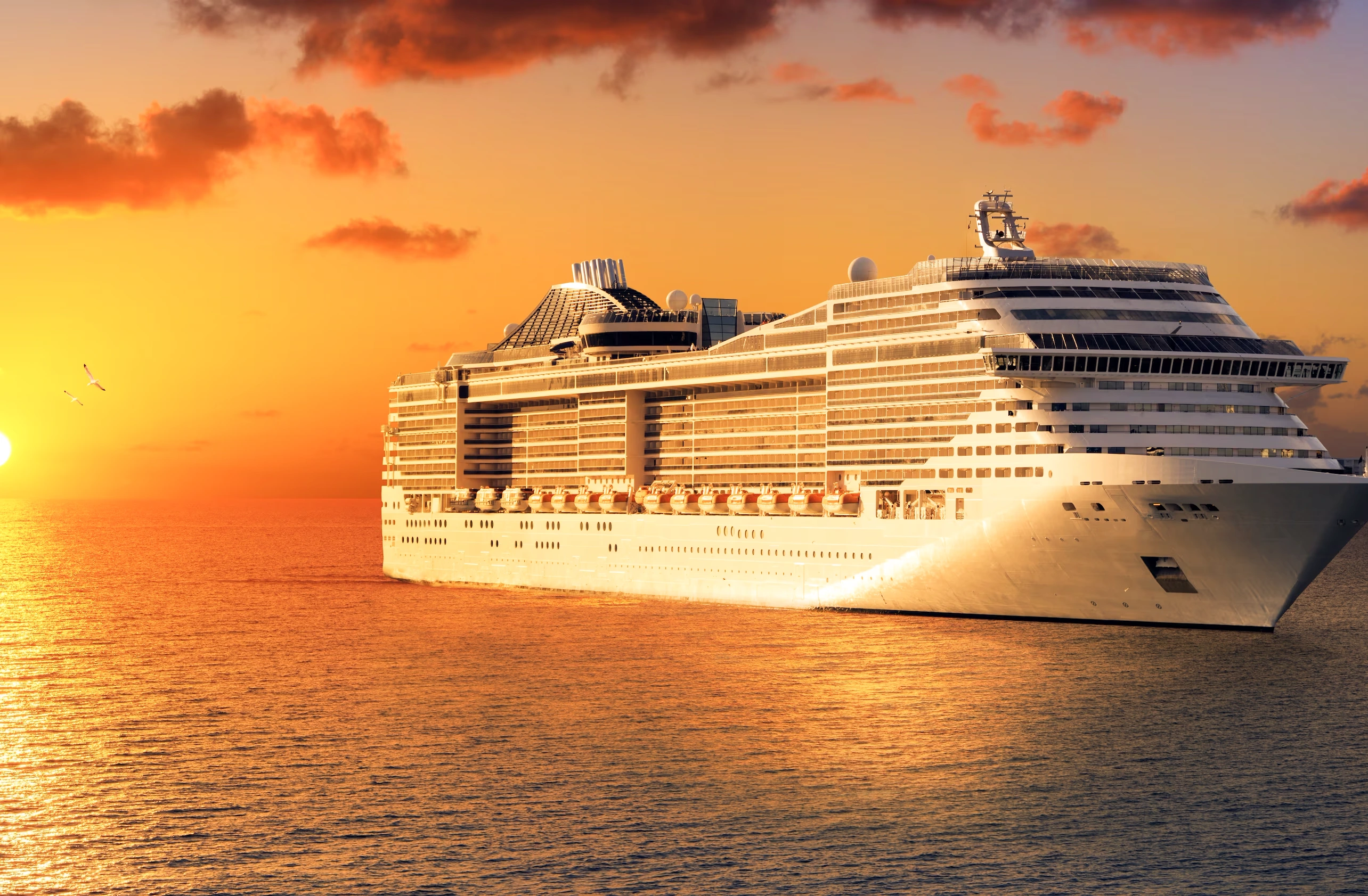 portada/imagen de un crucero al atardecer